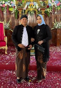 Istilah “Grebeg Besar” sendiri berasal dari kata grebeg yang bermakna iring-iringan atau perkumpulan, serta kata besar yang merupakan penyebutan bulan Dzulhijah dalam bahasa Jawa. Tradisi ini menjadi agenda tahunan yang tidak hanya dinantikan masyarakat Demak, tetapi juga wisatawan dari berbagai daerah.